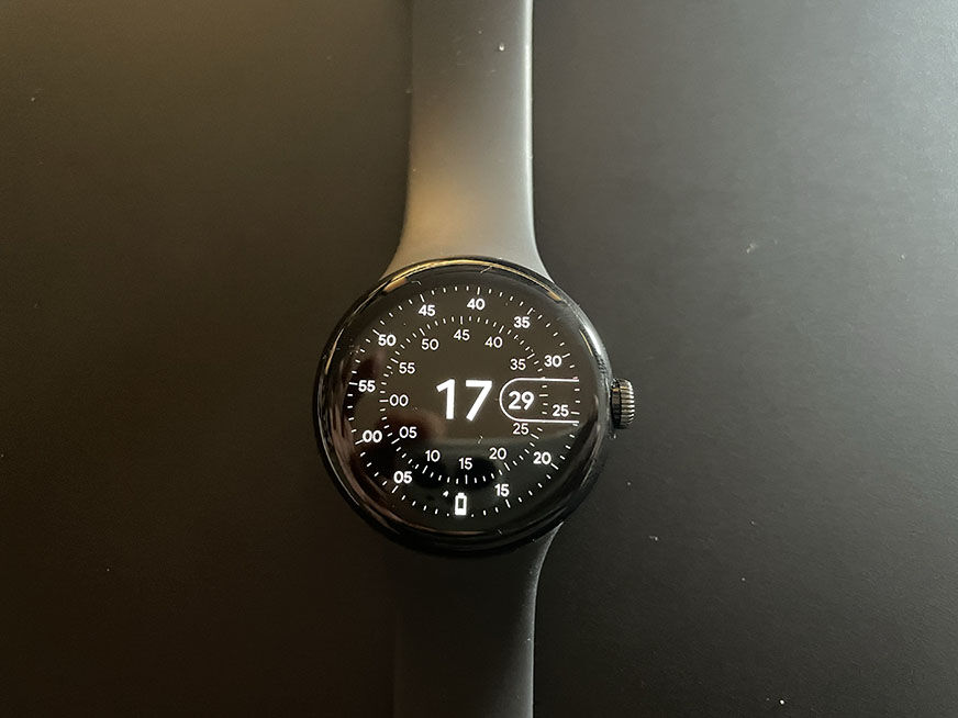 Циферблат на часах Google Pixel Watch.